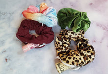 Load image into Gallery viewer, scrunchies with pocket , zipper
